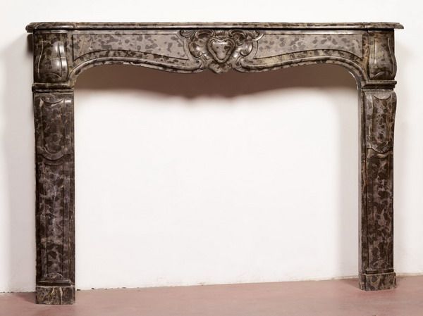 Lareira antiga de mármore. cm 160x117h. Período Luís XV.